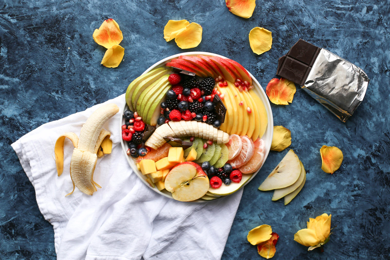 Piatto equilibrato con verdure, cereali e proteine