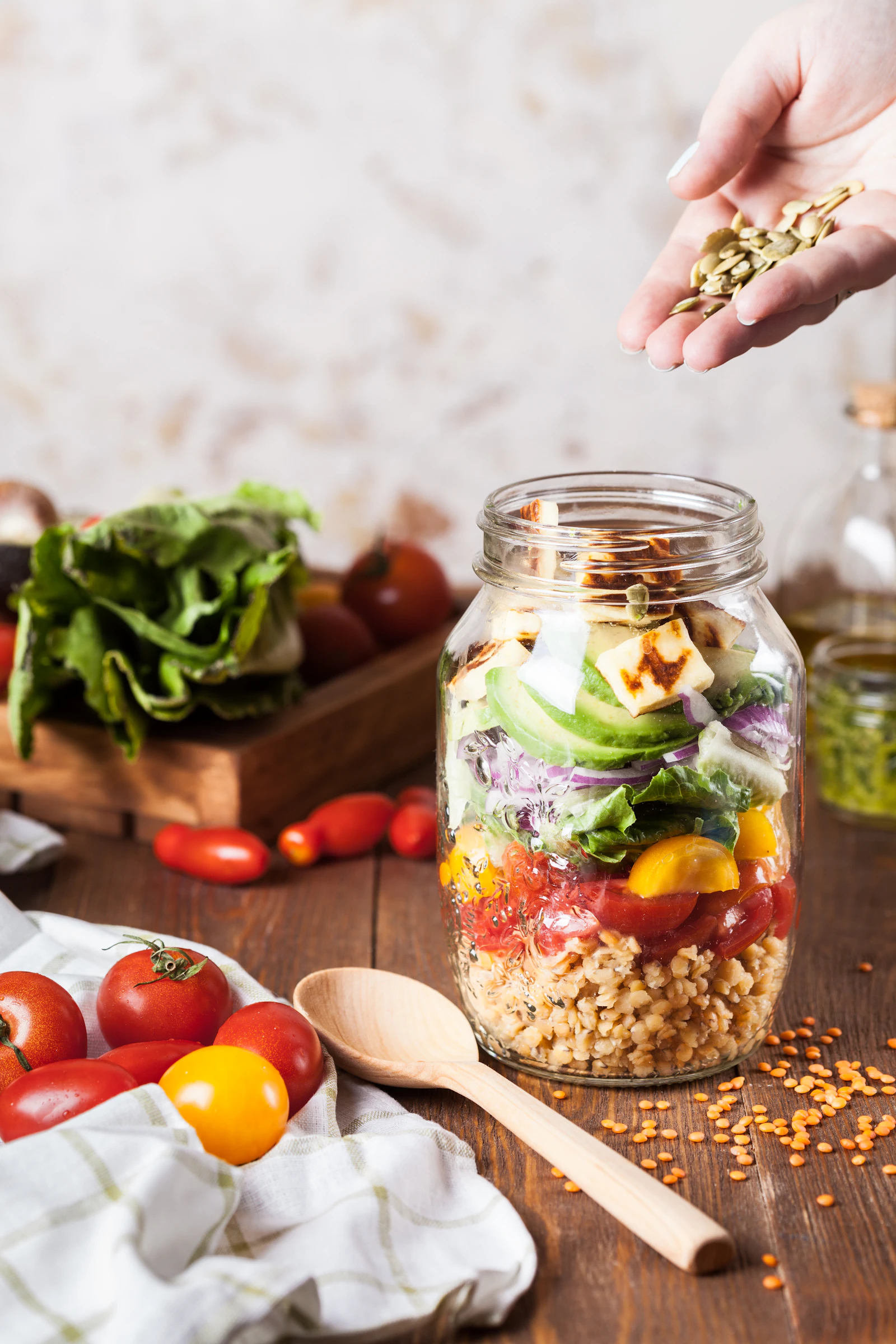 Barattolo con verdure e legumi a strati