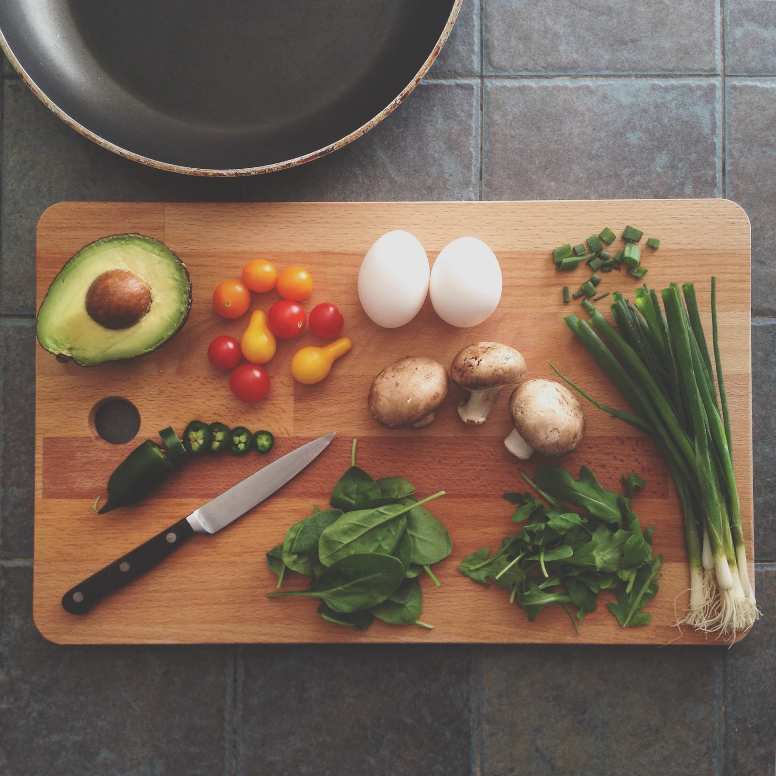 Verdure fresche su un tagliere