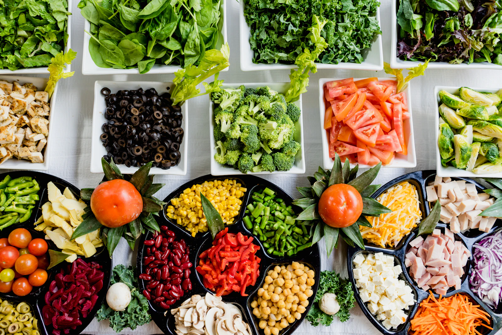 Ciotole con verdure, legumi e cereali su un tavolo