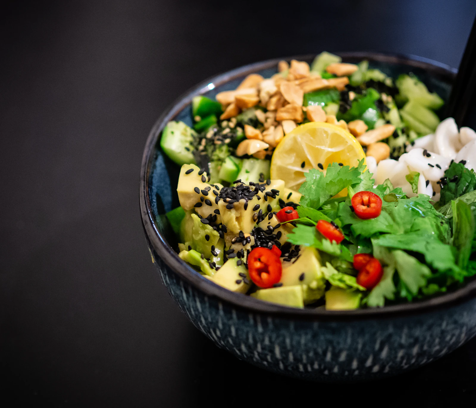 Insalata di verdure e legumi in una ciotola